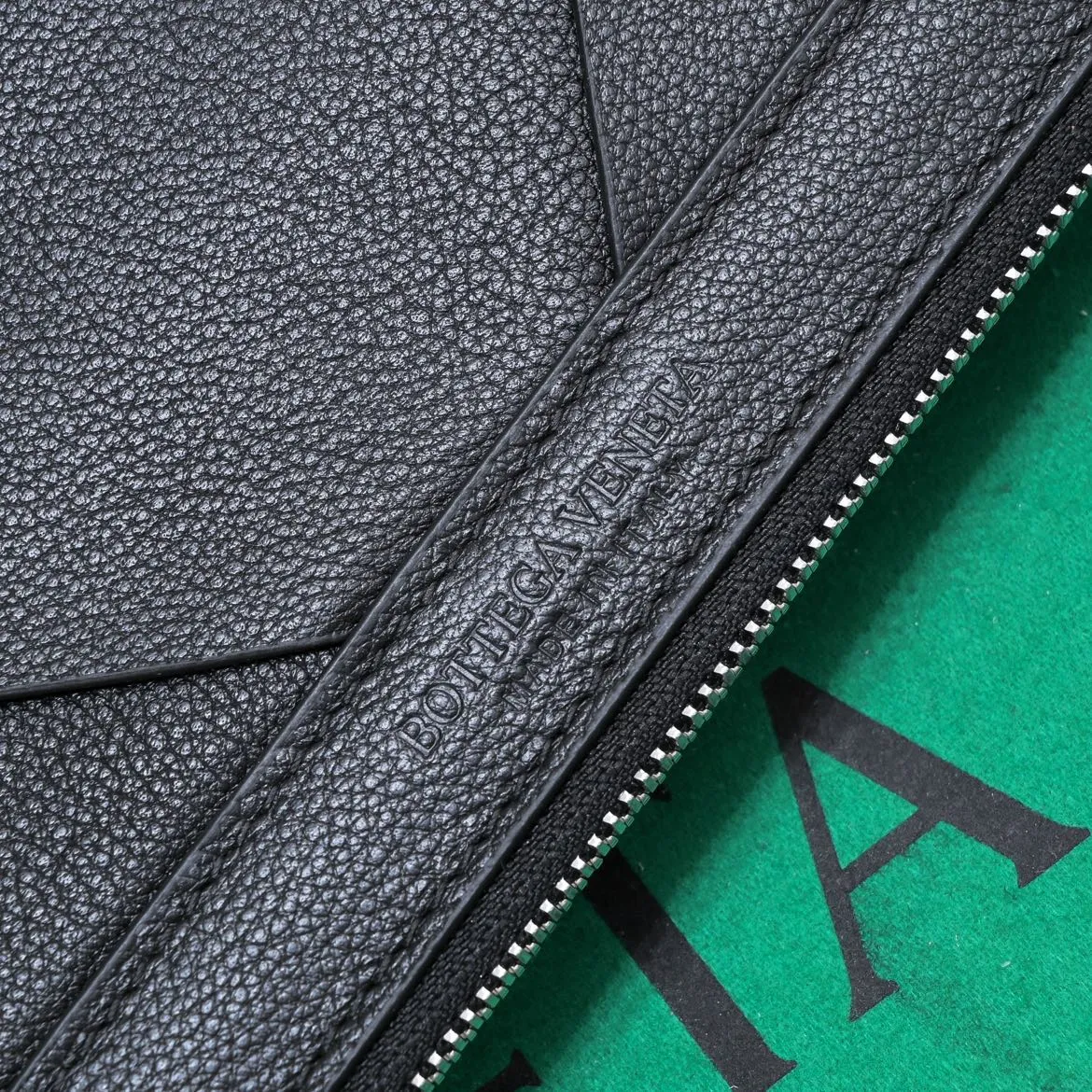 B's new lightweight shape-changing design handbag, suitable for both men and women, suitable for daily use, from small woven to large woven, simple and easy to wear, the leather has the best feel, a worth buying item, size 35*19*1cm [6689#]